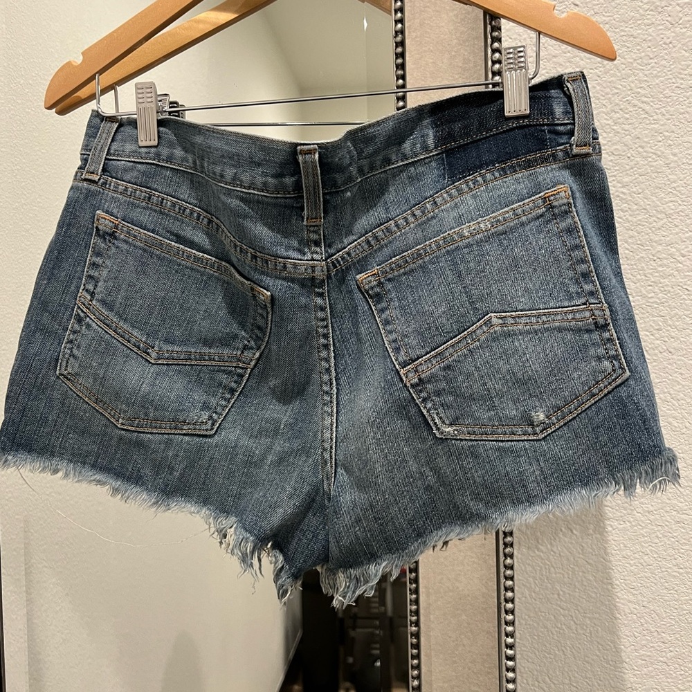 RVCA + ERIN WASSON COLLAB DENIM SHORTS W/ METAL CHAIN SIZE: 30 COLOR: MED BLUE - Picture 5 of 5